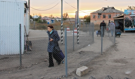  Der Grenzübergang von Stanizja Luhanska: Dieser Kontrollpunkt muss passiert werden, um die von prorussischen Kräften besetzte "Volksrepublik Luhansk" zu verlassen oder zu betreten. / Fotos: Nikolaus von Twickel, n-ost